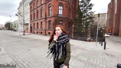 មកយកជាសាធារណៈ៖ នារីស្រស់ស្អាតម្នាក់ ចាប់បានទូរស័ព្ទ iPhone មួយទឹក ហើយស្រក់ទឹកមាត់។ CleoModel